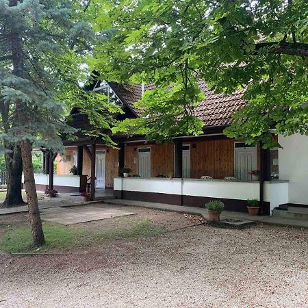 Apartamento Platán üdülő Balatonlelle Exterior foto