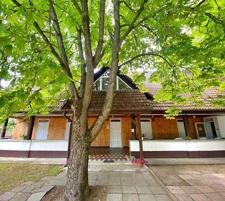 Apartamento Platán üdülő Balatonlelle Exterior foto