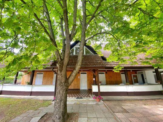 Apartamento Platán üdülő Balatonlelle Exterior foto